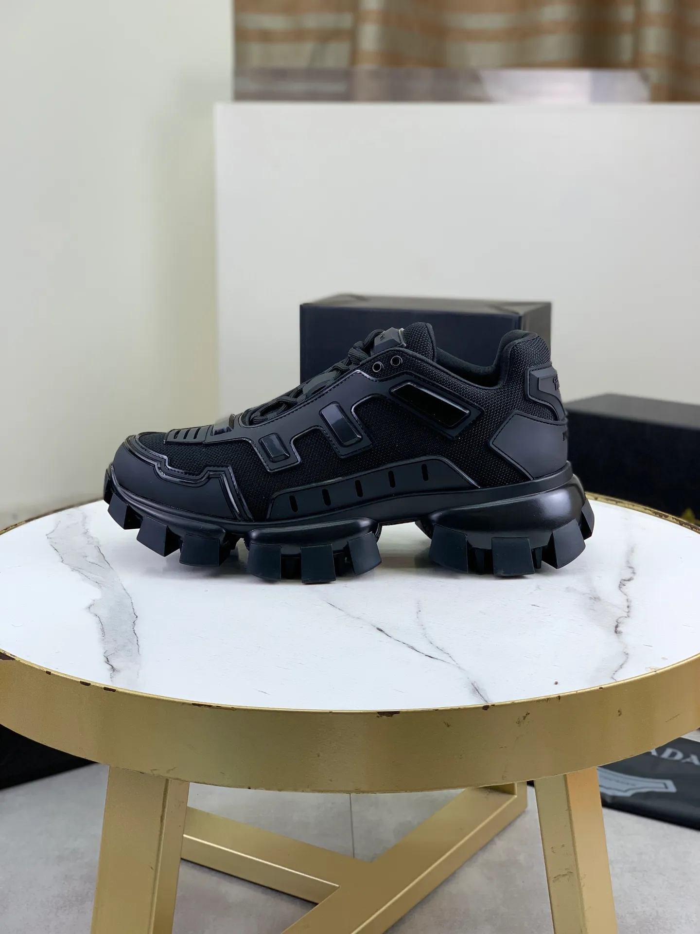 Factory price P660 top version PRADA Dark Punk Martin Rock Tank Mecha Hardcore Fighting Shoes ☑️ A century-old brand, the unique hardcore design has entered the public eye. The tank element is used as the sole design, subverting conventions, breaking the monotony and dullness, lighting up the overall shape, attracting attention, and achieving a meaningless appearance. With its hard-core styling and metal accessories full of design, it unleashes an unruly punk spirit, interprets a unique and iconic style, and demonstrates the leadership level of its pioneer originator in the field of thick-soled shoes. It is the nirvana darling of major fashion weeks. 📣📣The ultra-light foam outsole solves the problem of bulkiness and is suitable for those who know the difference. ✅Fabric: Original splicing design and production ✅Inner: Original lining➕Cow leather insole. ✅Original foam combination outsole with 8cm heel height and super light weight. ✅Code number: Female 35-39 (40 is customized and non-refundable) Male 39-45 (46 and 47 are customized and non-refundable) Full package at the counter
